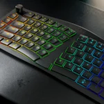 Conheça o Razer Pro Type Ergo, o teclado sem fio dividido com IA integrada, Command Dial e design ergonômico para máxima produtividade.