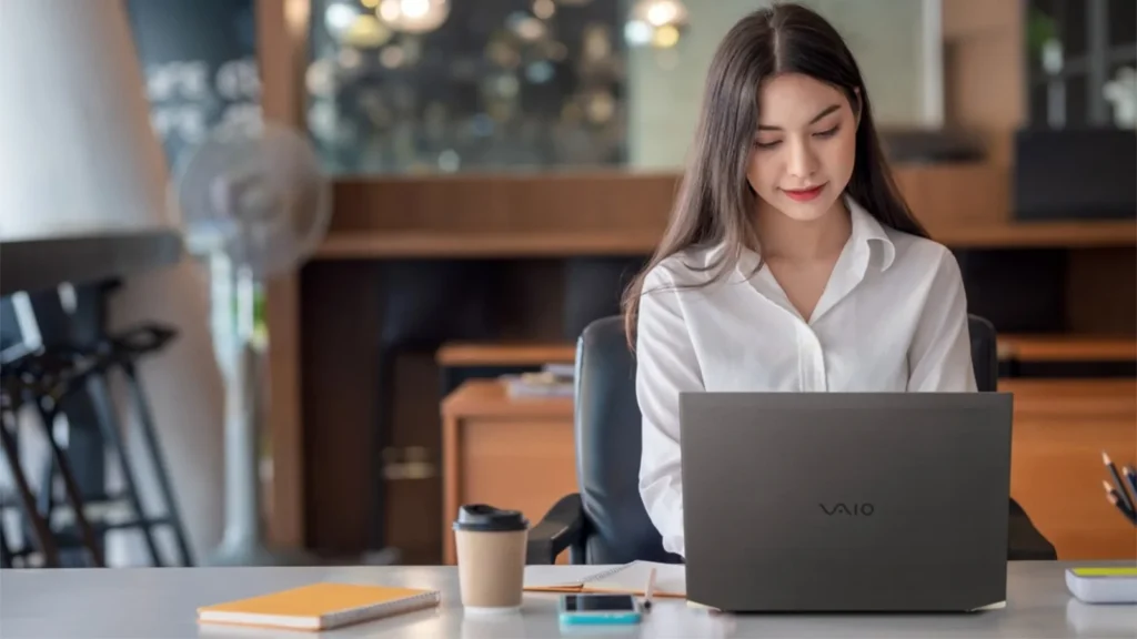A VAIO destaca a produtividade sustentável como essencial para o trabalho híbrido. Confira como a padronização de hardware reduz custos e aumenta a eficiência.
