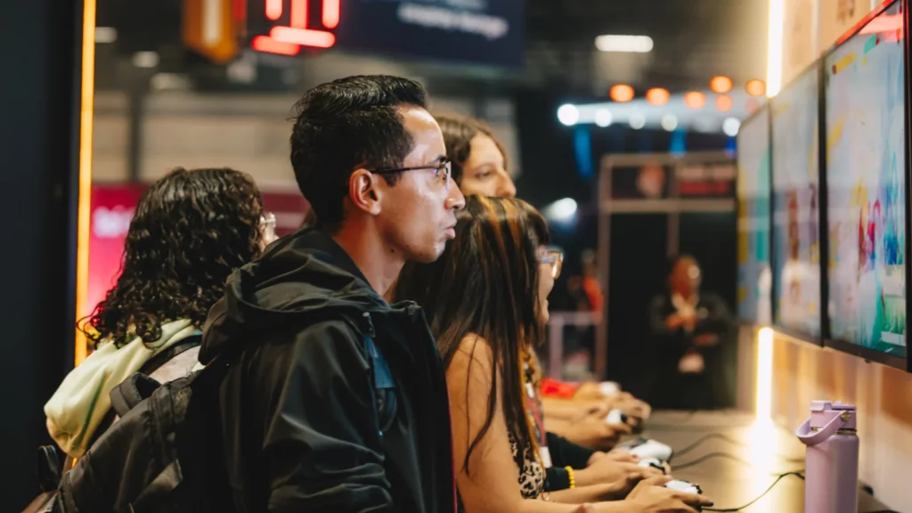 O 2º dia da gamescom latam 2026 traz o torneio de Fatal Fury, novidades de CONTROL Resonant e show de David Wise. Confira os destaques deste 1º de maio!