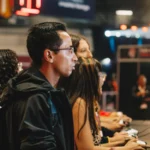 O 2º dia da gamescom latam 2026 traz o torneio de Fatal Fury, novidades de CONTROL Resonant e show de David Wise. Confira os destaques deste 1º de maio!