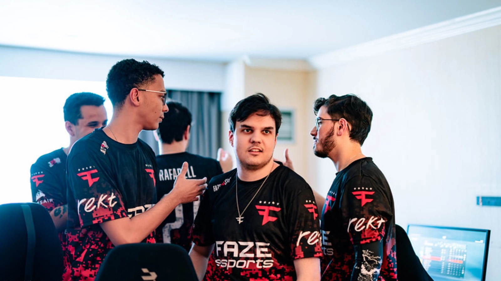 A FaZe Clan brilha com 2-0 no Major de Rainbow Six Siege! Confira a agenda decisiva desta segunda (11), com o confronto eliminatório entre FURIA e Ninjas in Pyjamas.
