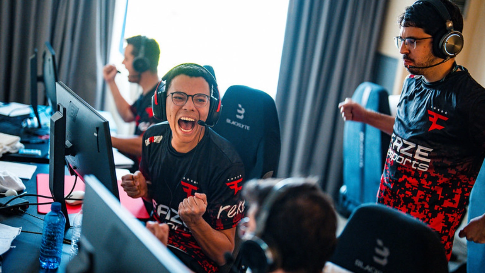 A FaZe Clan garante vaga nos playoffs do Major de Rainbow Six Siege! Confira os resultados da rodada e a agenda eliminatória de NiP e LOS para esta terça (12).