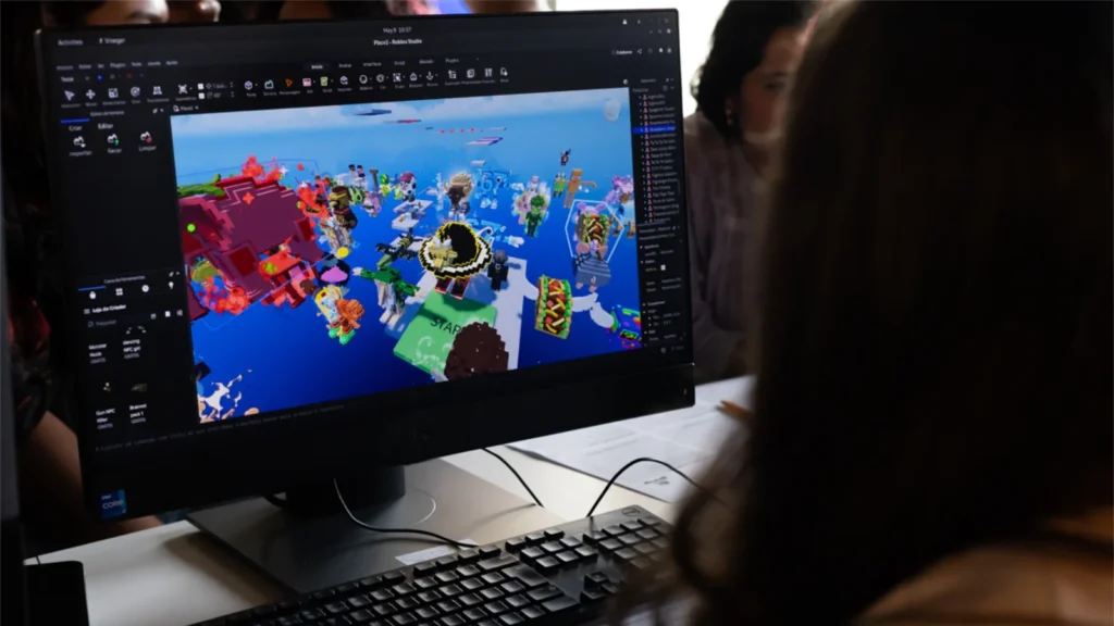 A parceria entre Mastertech e Roblox lançou a Expedição Roblox na Estrada! O projeto gratuito ensina programação Luau para jovens pelo Brasil.