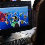 A parceria entre Mastertech e Roblox lançou a Expedição Roblox na Estrada! O projeto gratuito ensina programação Luau para jovens pelo Brasil.