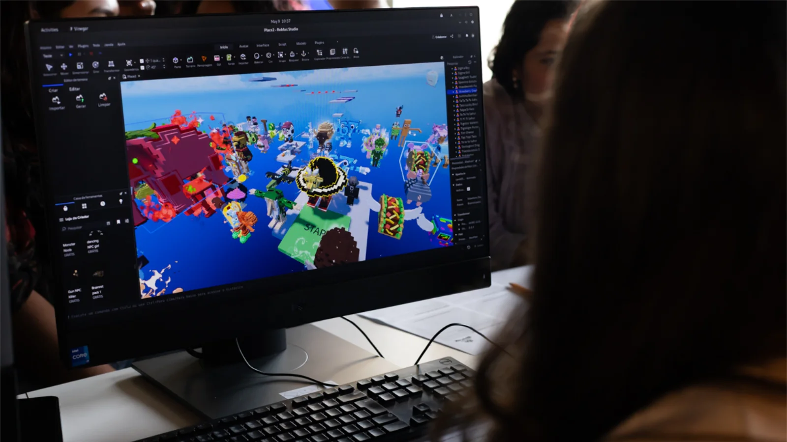 A parceria entre Mastertech e Roblox lançou a Expedição Roblox na Estrada! O projeto gratuito ensina programação Luau para jovens pelo Brasil.