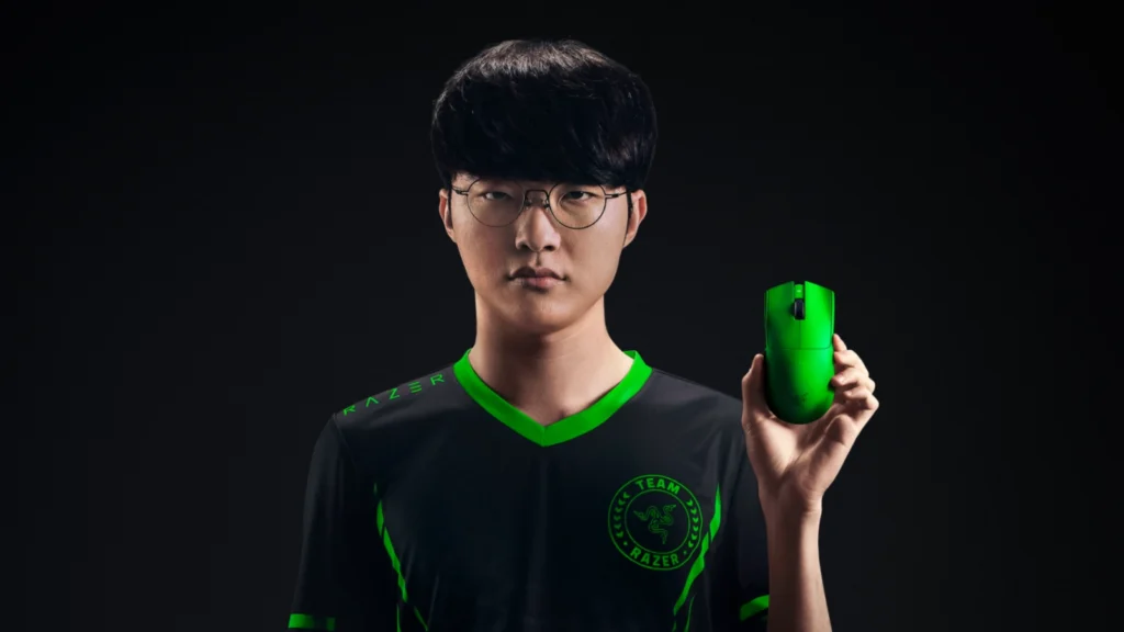 O Razer Viper V4 Pro Esports Green chegou com o verde Pantone 802C! Conheça o sensor Focus Pro 50K, 8000 Hz sem fio e peso de apenas 52g.