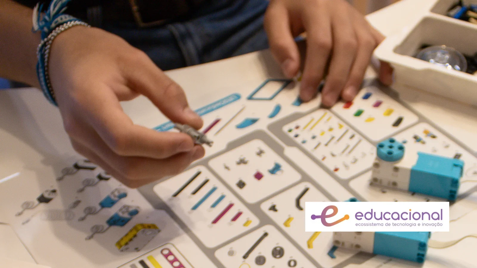 Robótica se torna essencial na BNCC em 2026. Saiba como LEGO, Arduino e Micro:bit integram o currículo escolar.