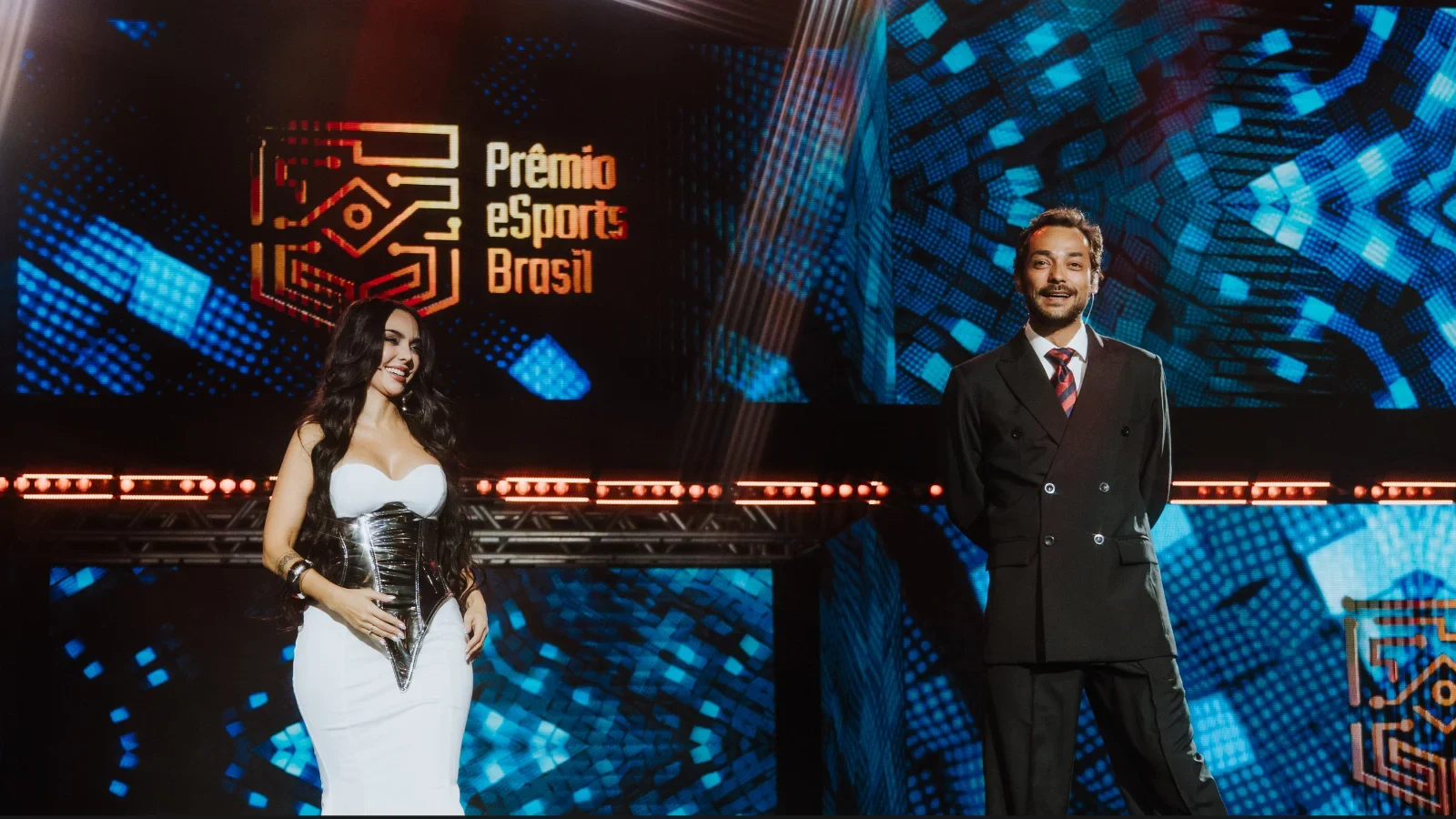 Confira a lista de vencedores do PeB 2025! MT7 conquista 3 prêmios, FURIA domina no CS2 e Paulinho o Loko é o melhor streamer.